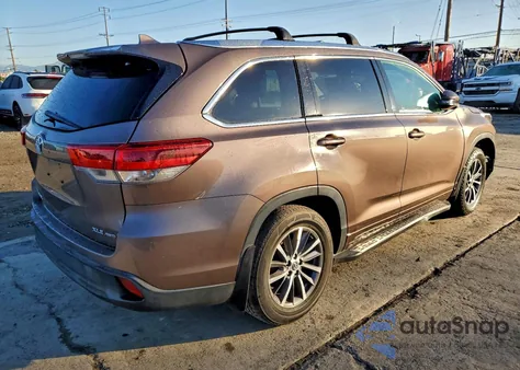 2018 Toyota Highlander Se z USA, uszkodzony, nr VIN 5TDJZRFH1JS827242